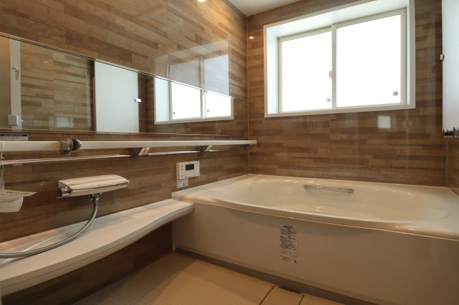 ゆったりとした浴槽と落ち着いた色合いのバスルームは癒しの空間です。